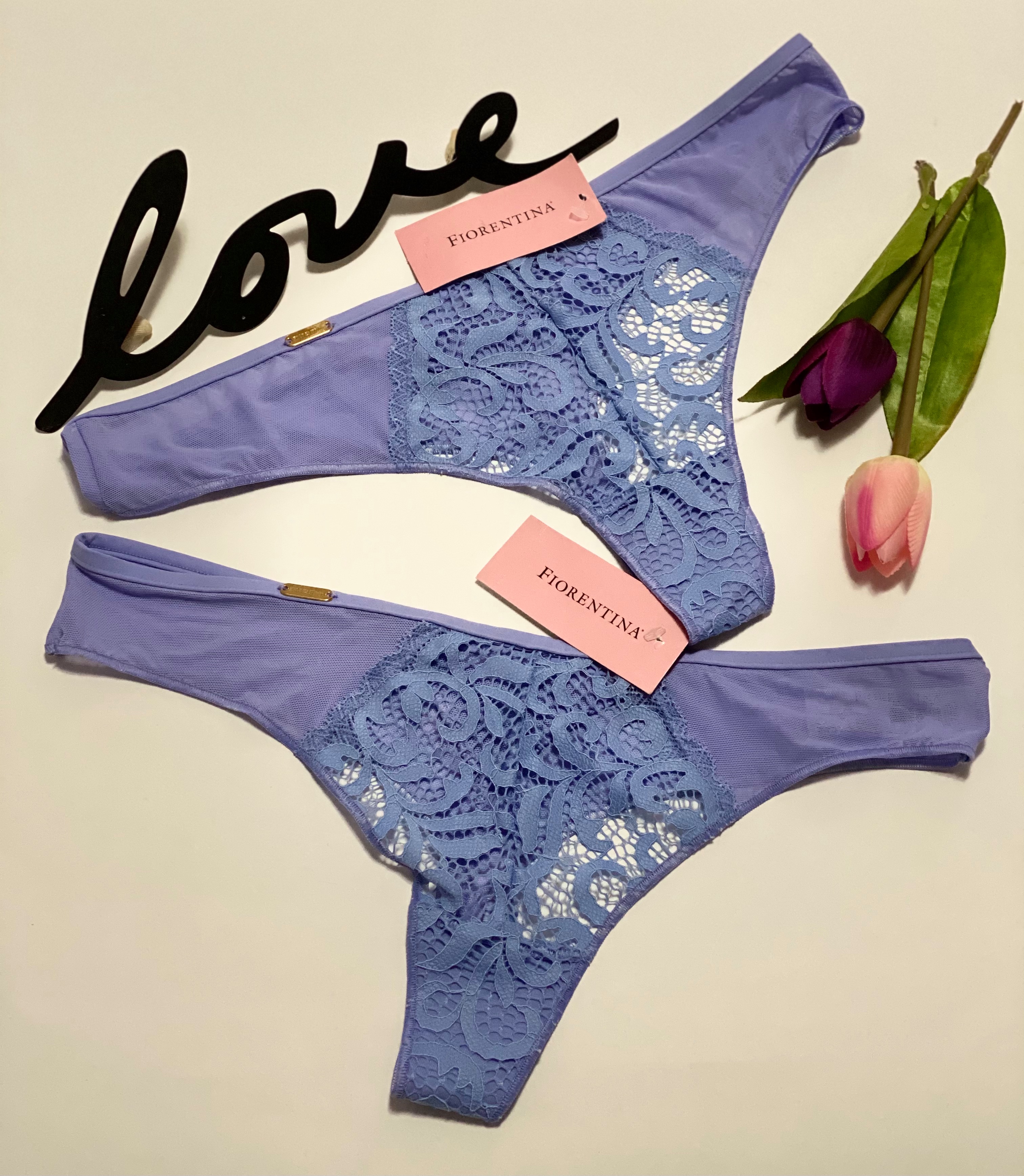 TANGA CON TRANSPARENCIA Y ENCAJE